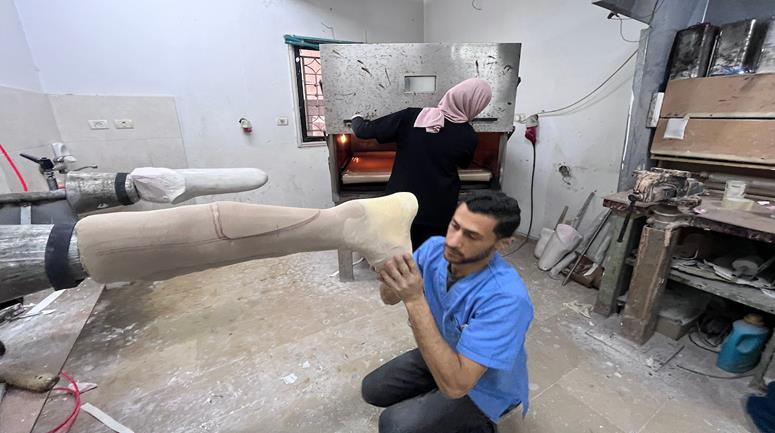 أخصائيون يعملون على تصنيع وتجهيز أطراف صناعية داخل مركز للأطراف الصناعية بمدينة غزة، في ظل نقص حاد في المواد الأساسية والمستلزمات الطبية، بينما يواصل المركز تقديم خدمات العلاج والتأهيل لجرحى ومبتوري الحرب بإمكانيات محدودة